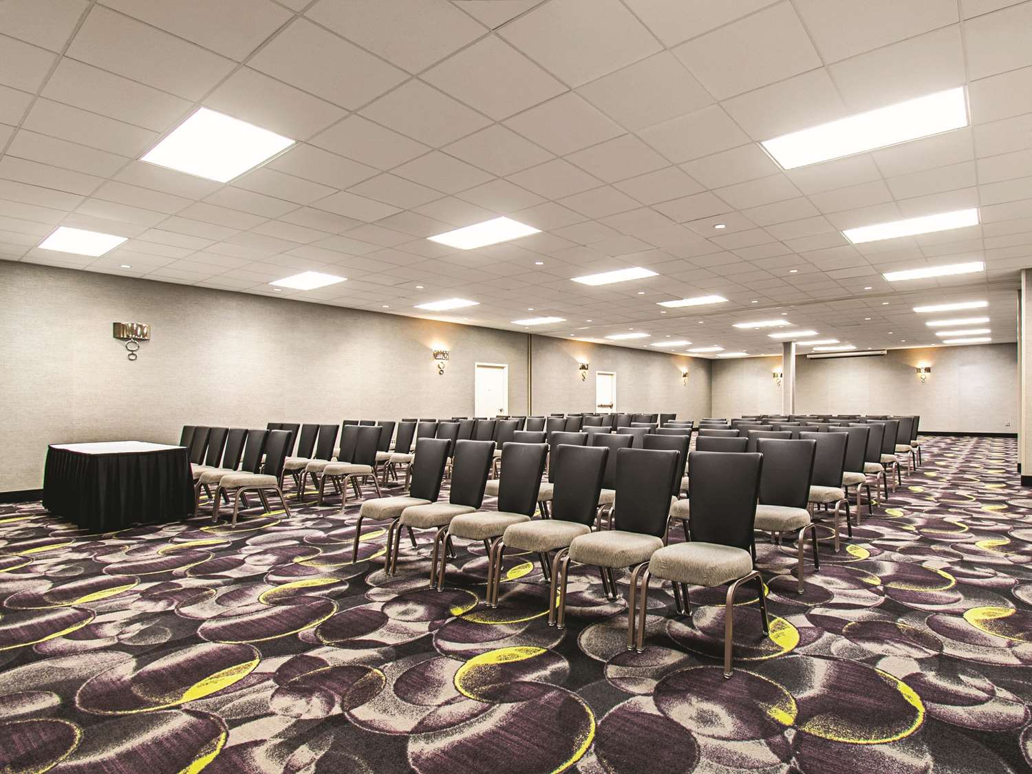 La Quinta Inn & Suites by Wyndham Cincinnati Sharonville 38/45