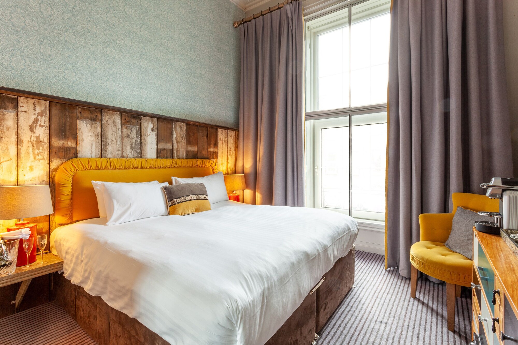 ROOM, DOUBLE BED