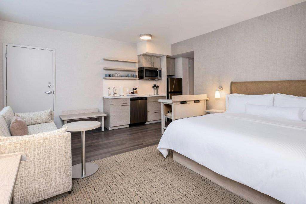 Guest Room, Executive, King Bed