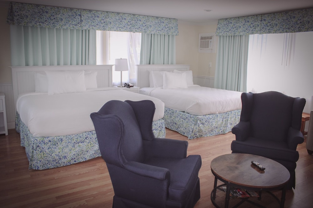 Colonial Inn in Harbor Springs 42/57