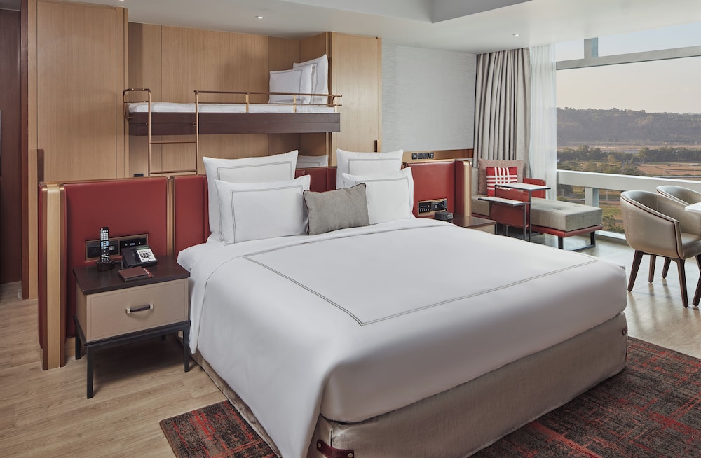 Swiss, Family Suite, King Bed, Bunk Bed