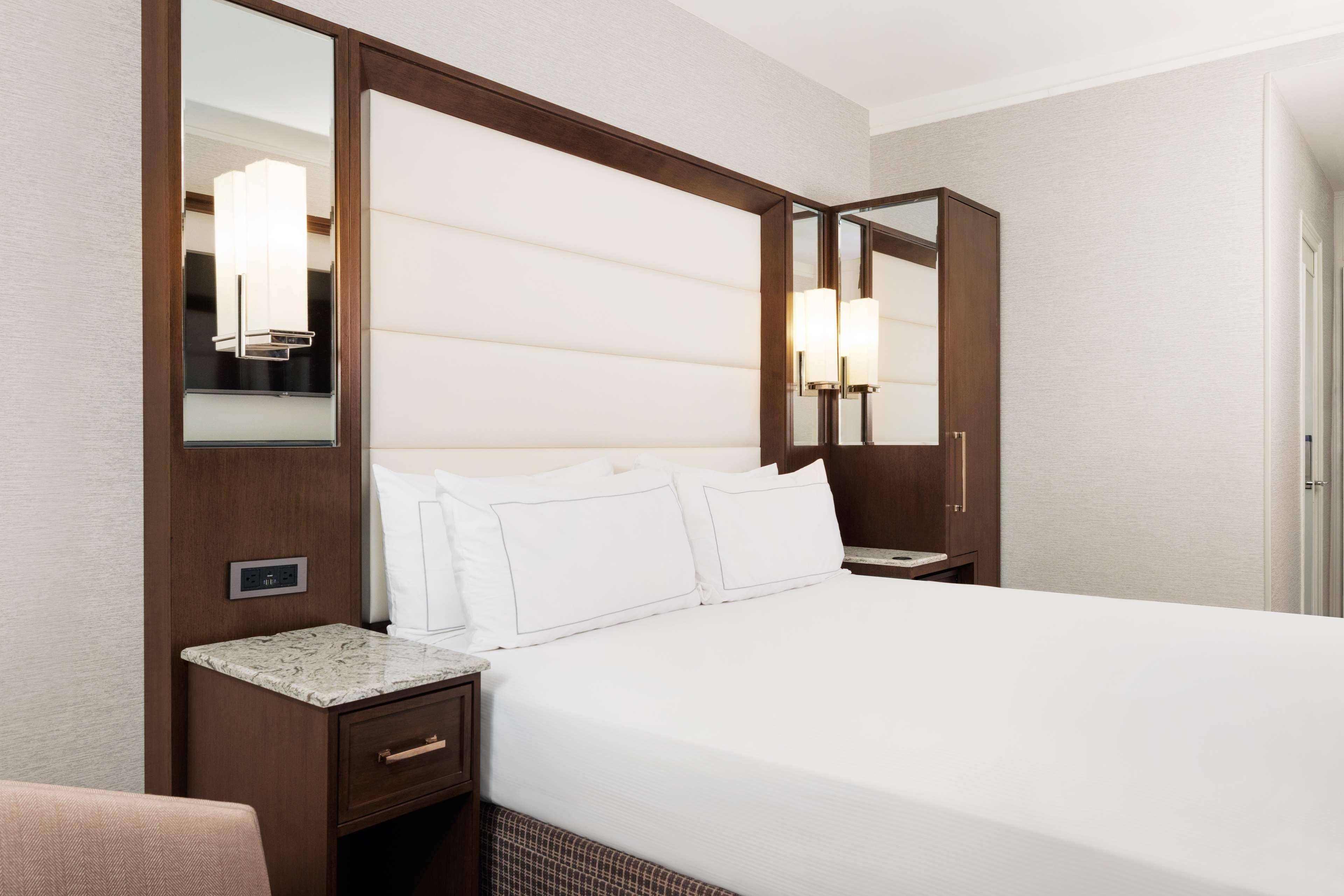 غرفة بسرير كينج، Hilton Boston Park Plaza 3/6
