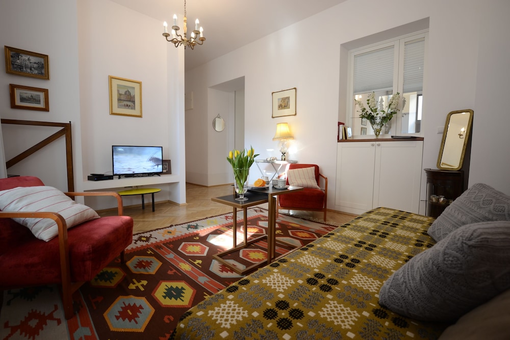 CRYSTAL SUITES OLD TOWN 39/68