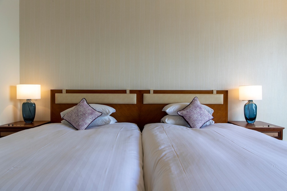 SUPERIOR, TWIN BEDS, LAKE VIEW, HIGH FLOOR