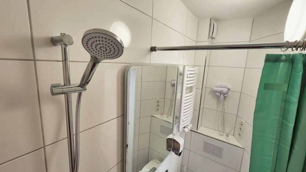 B & L Hostel 23/50