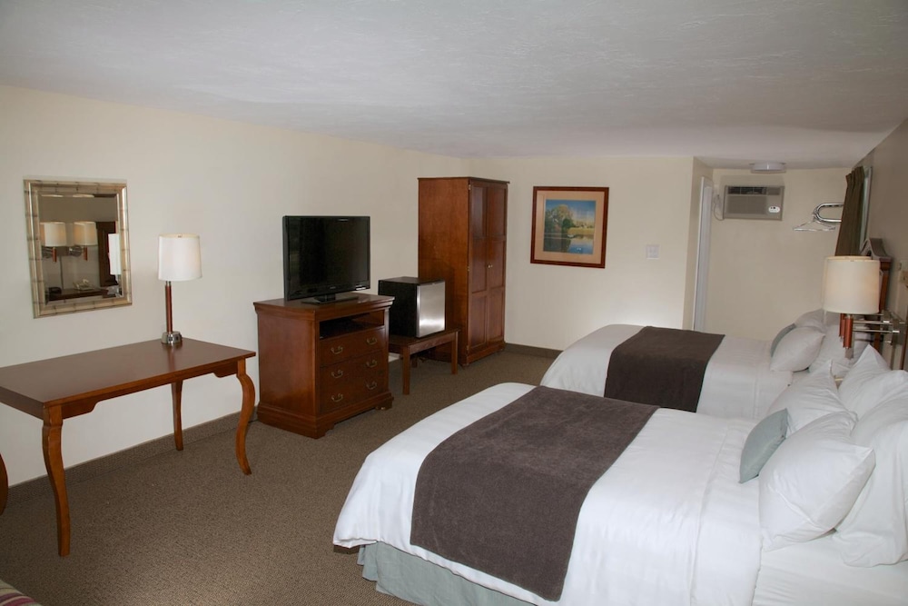 Holiday Hill Inn & Suites 18/61