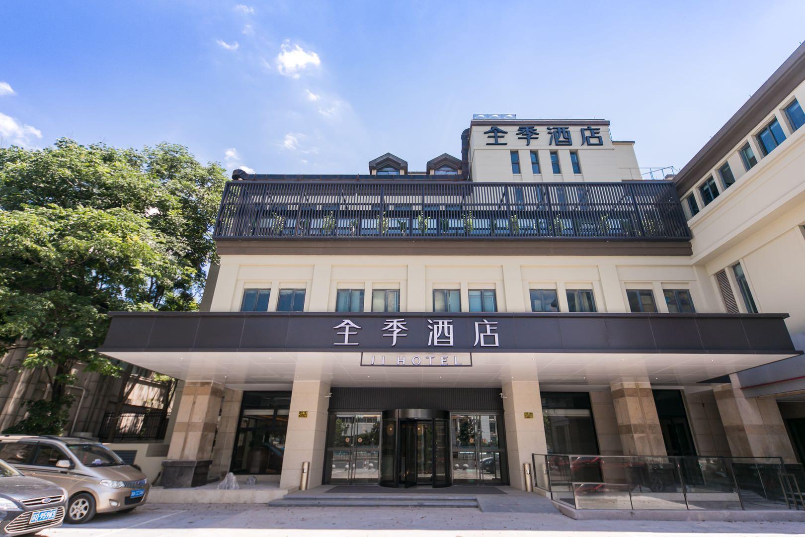 Four Seasons & Rally Hotel 2/47
