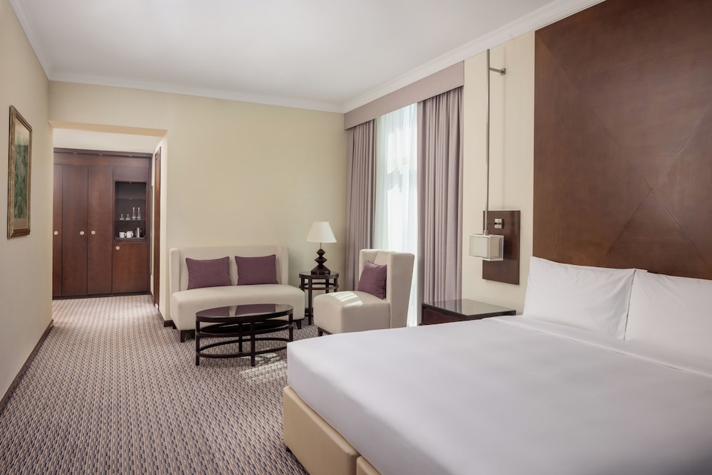 EXECUTIVE, CLUB LOUNGE ACCESS