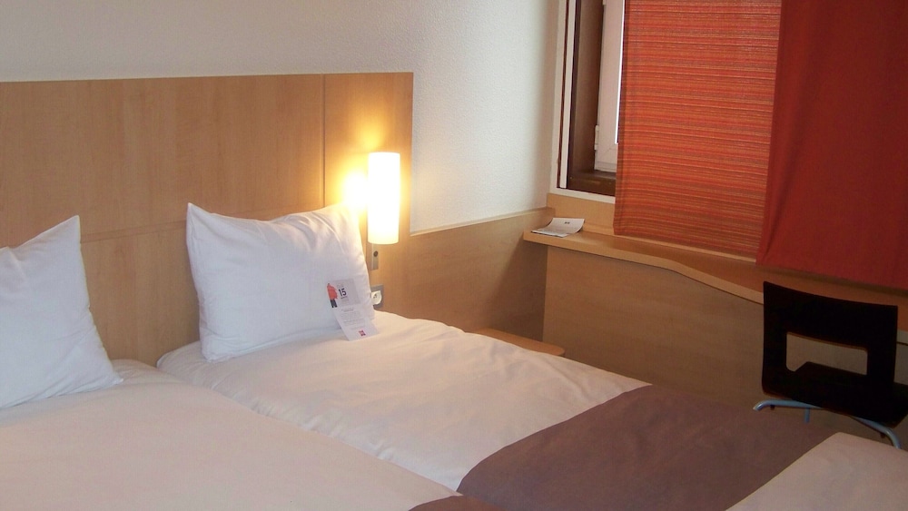 Room, Twin Beds, Ibis Brussels Expo Atomium 2/6