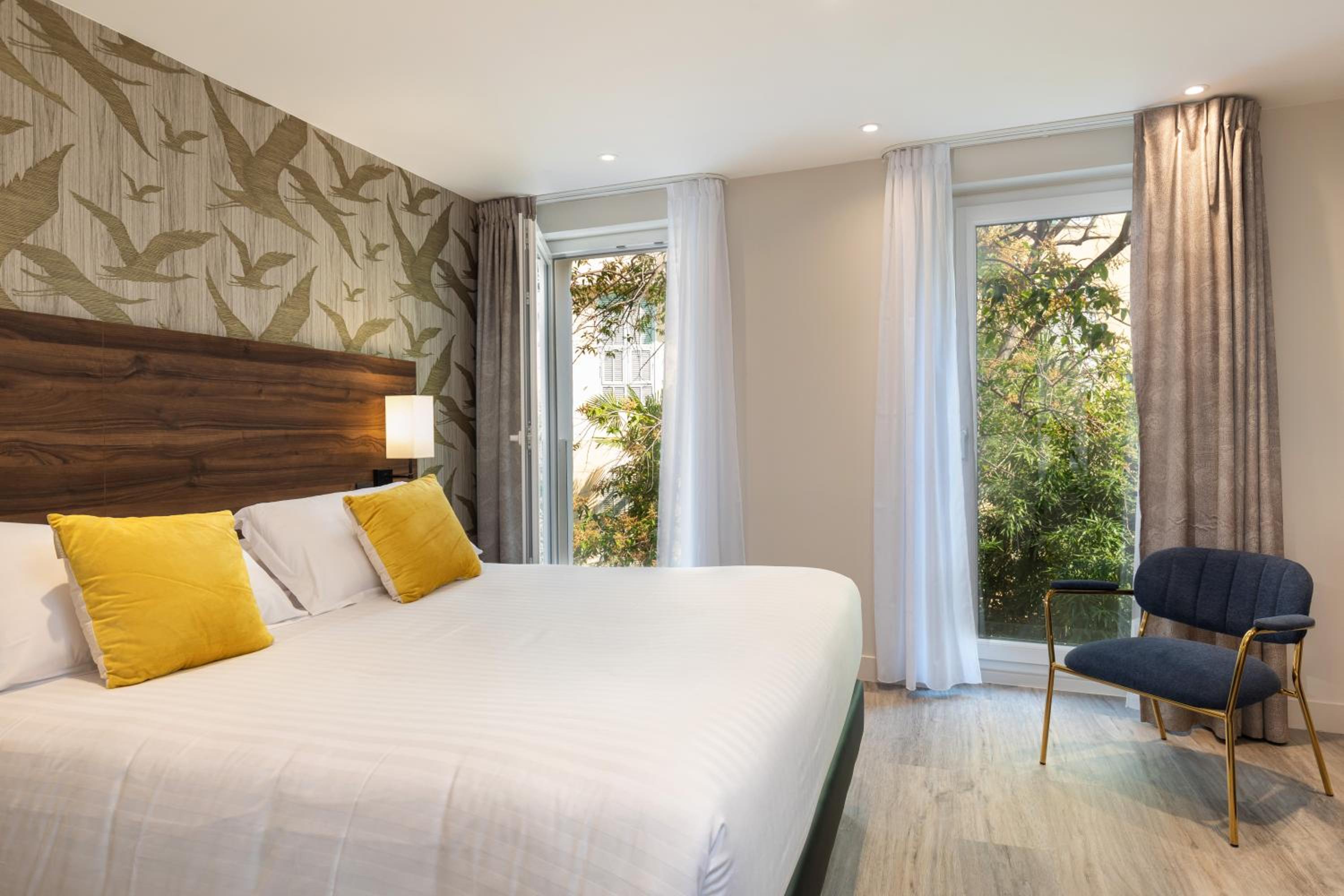 Deluxe, Double Bed