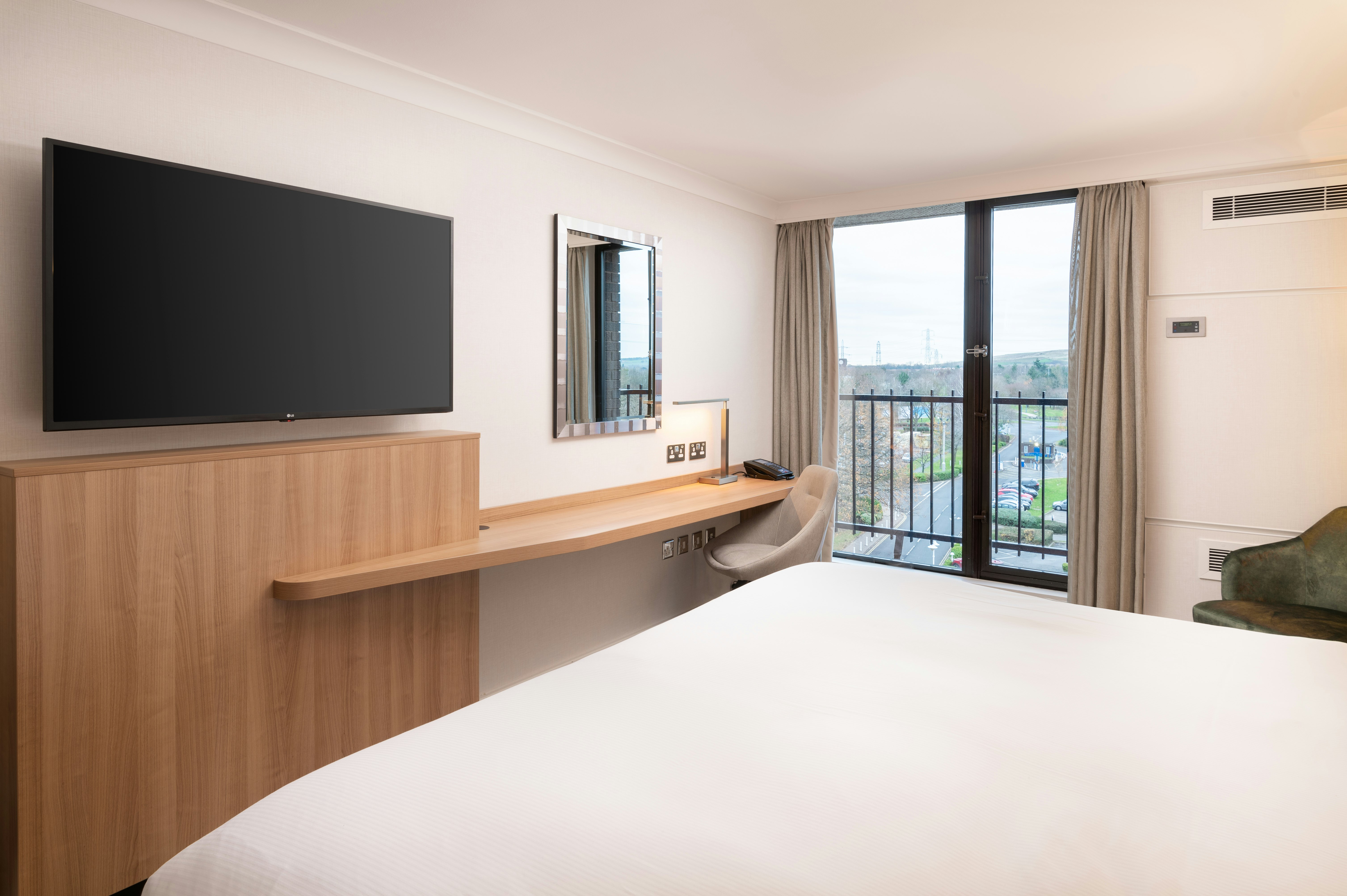DELUXE, KING BED