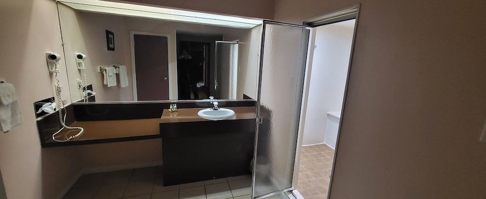 THEME, SUITE, HOT TUB