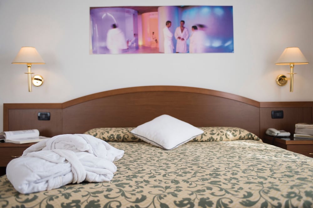 ROOM, DOUBLE OR TWIN BED