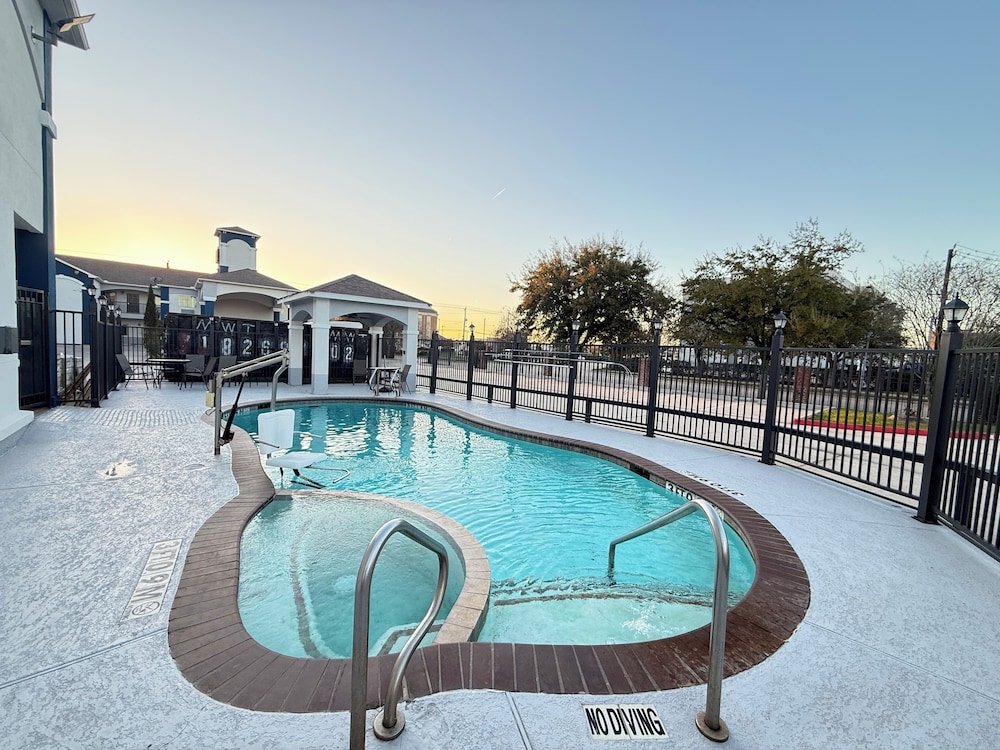 Regency Inn & Suites Baytown 33/62
