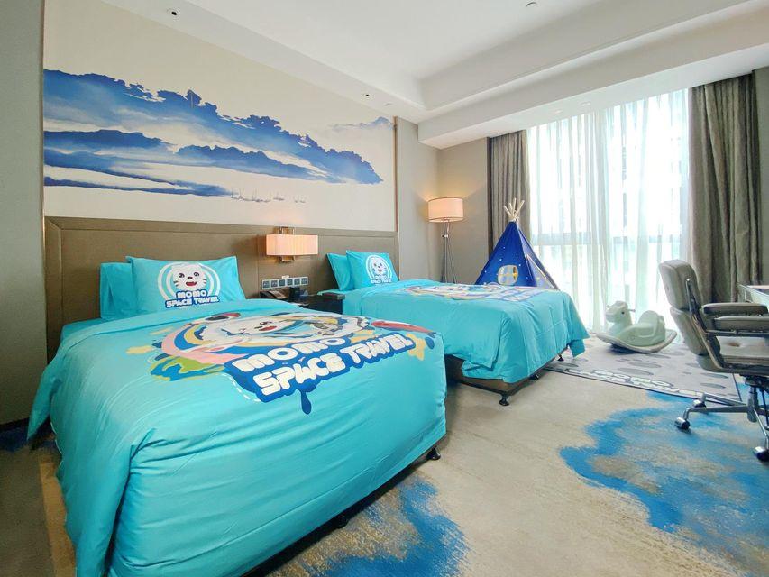 Theme, Family, Tent, Twin Beds, Bath and Shower