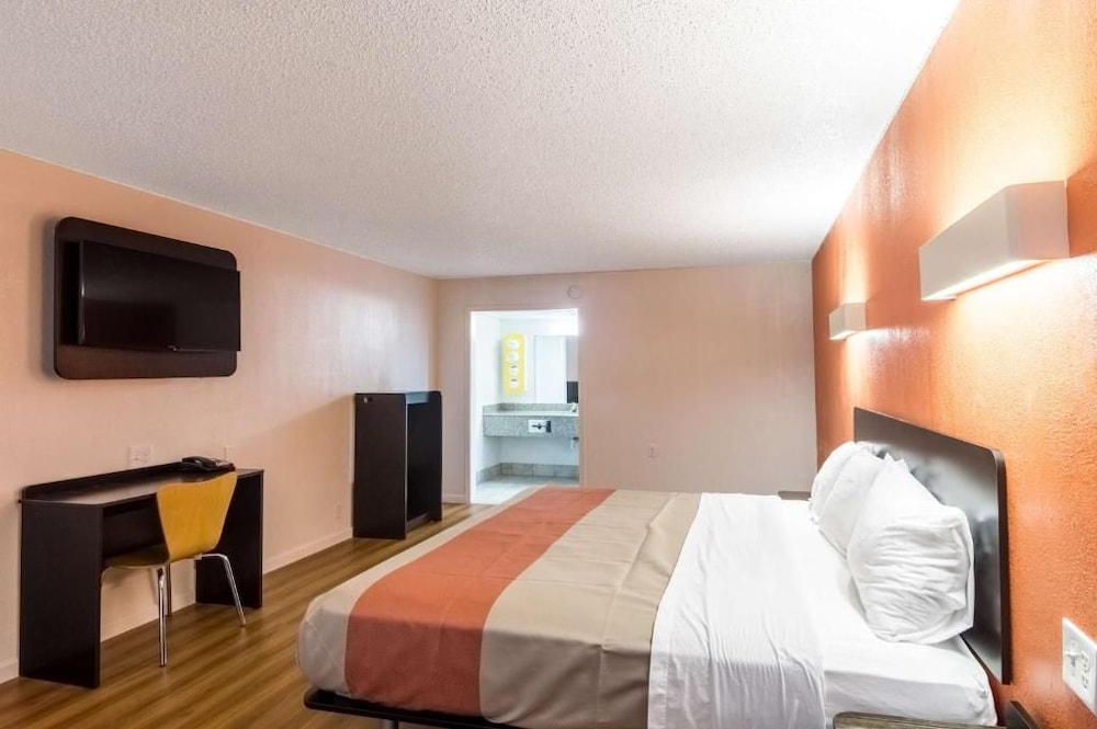 Motel 6 Clinton OK 40/64