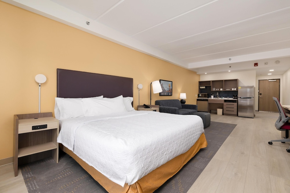 STUDIO, SUITE, KING BED