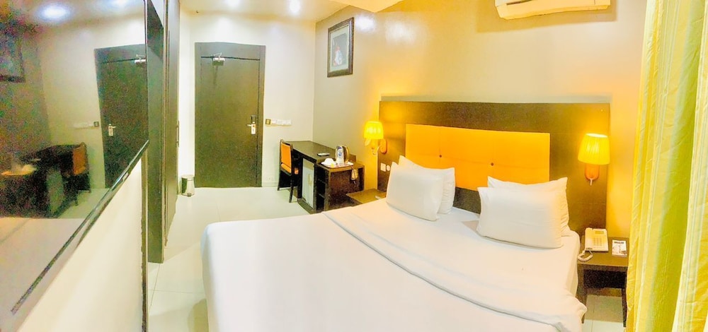Oakspring Hotel &amp; Luxury Suites 21/50