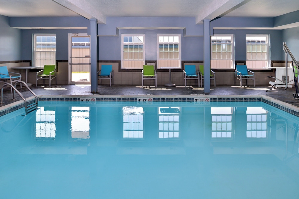 Holiday Inn Express Suites North Kansas City Ex Quality Inn Suites 33/52