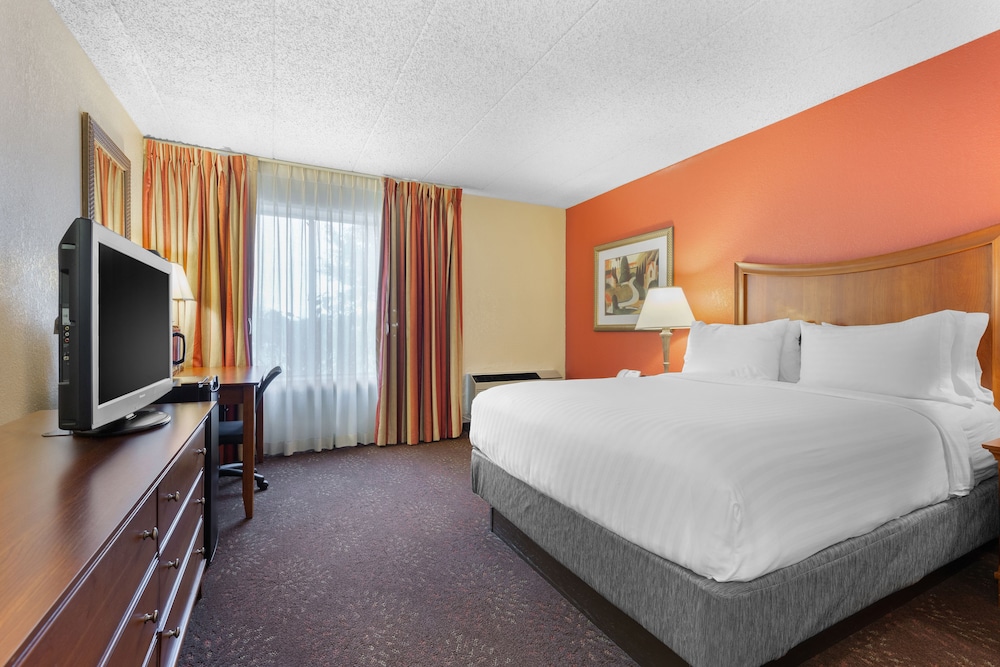 Holiday Inn Express Chicago Downers Grove 30/74
