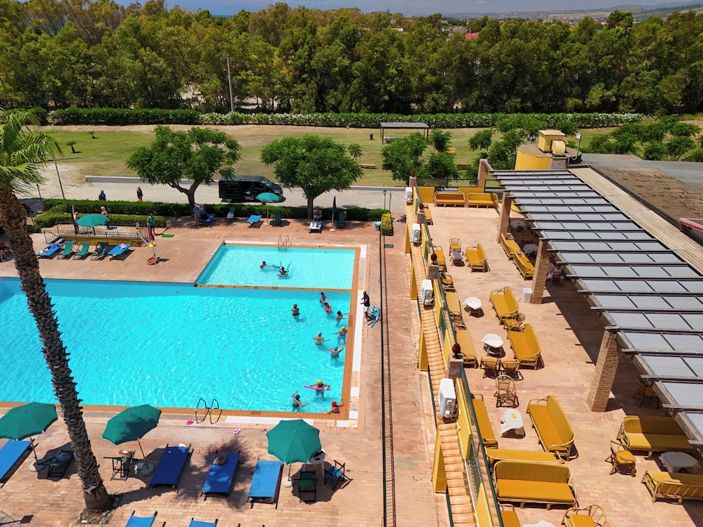 Marina Del Marchese Beach Resort 60/62