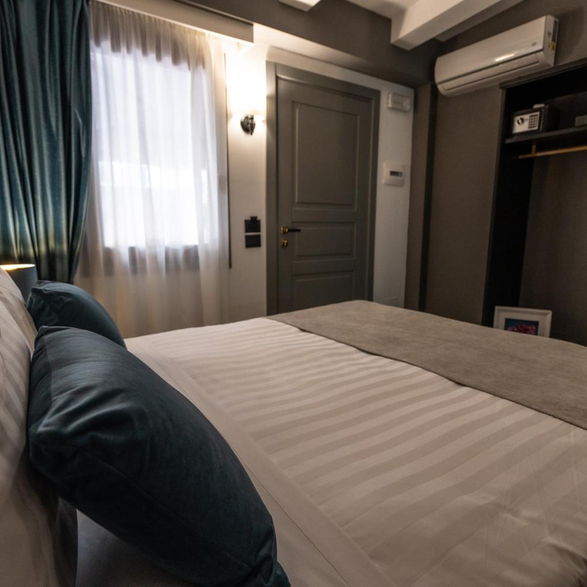 غرفة بسرير مزدوج بشرفة، Relais Manzoni 6/10