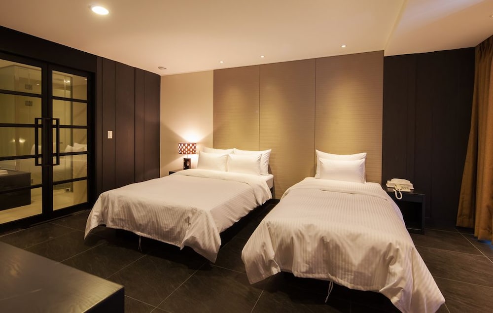 Premiers Hotel 32/63