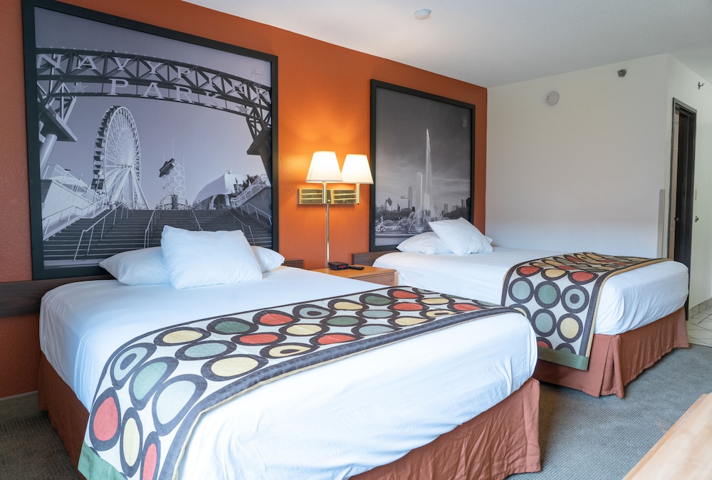 Super 8 by Wyndham Elgin 8/38