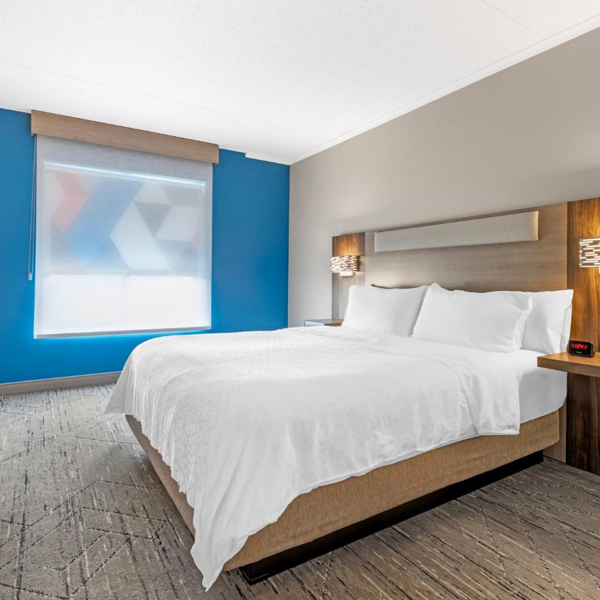 Room, King Bed, Ground Floor, Holiday Inn Express Breezewood 2/6