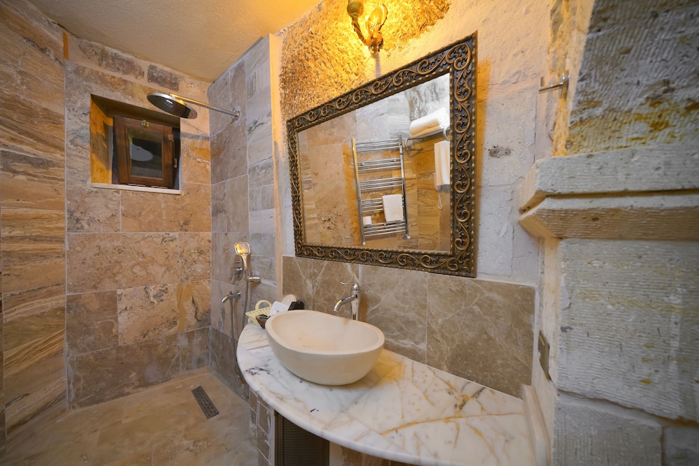 Serenus Cave Suites 50/50
