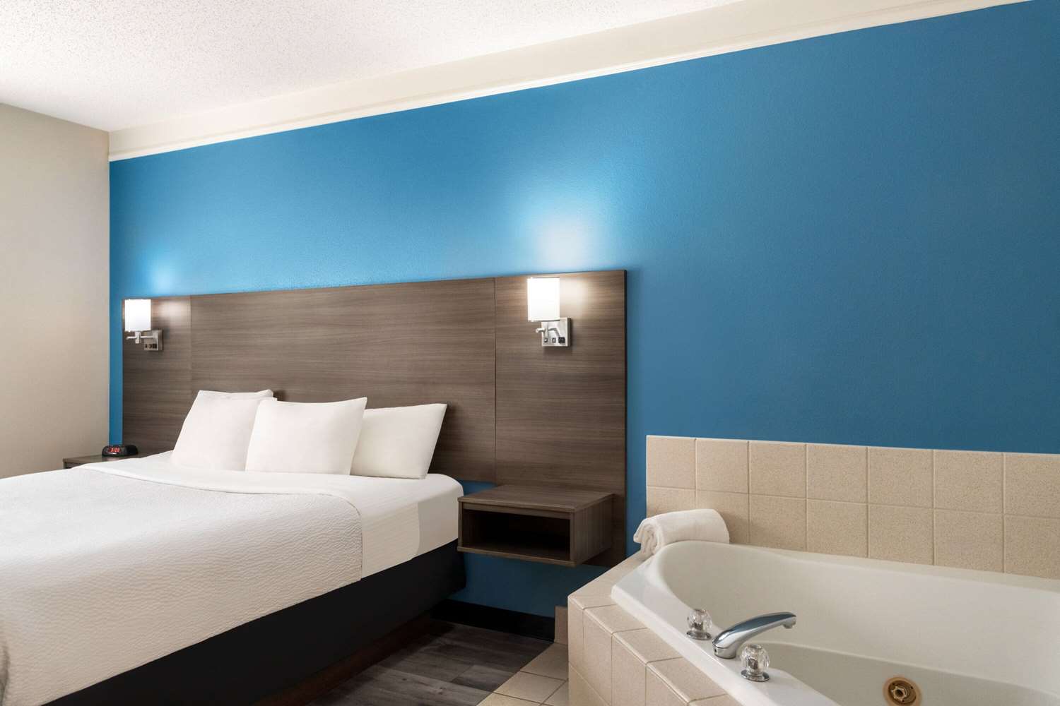La Quinta Inn Suites Madison American Center 13/38
