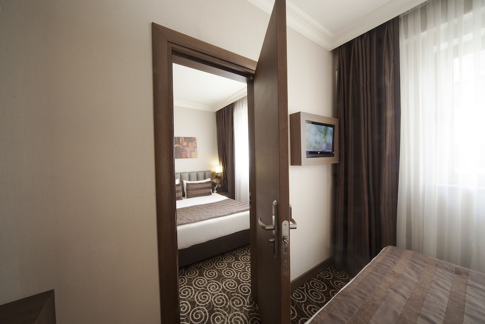 ROOM, QUADRUPLE