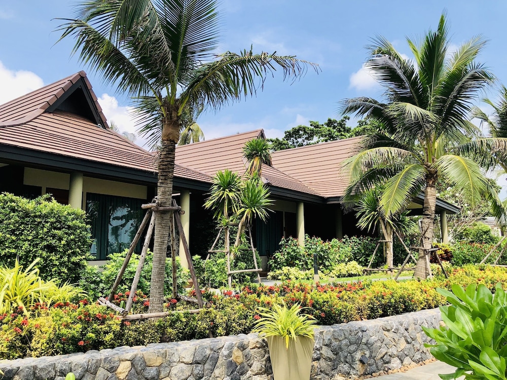 Khanom Beach Resort and Spa 60/68