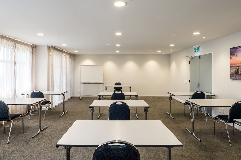 Carnmore Hotel Takapuna 53/65