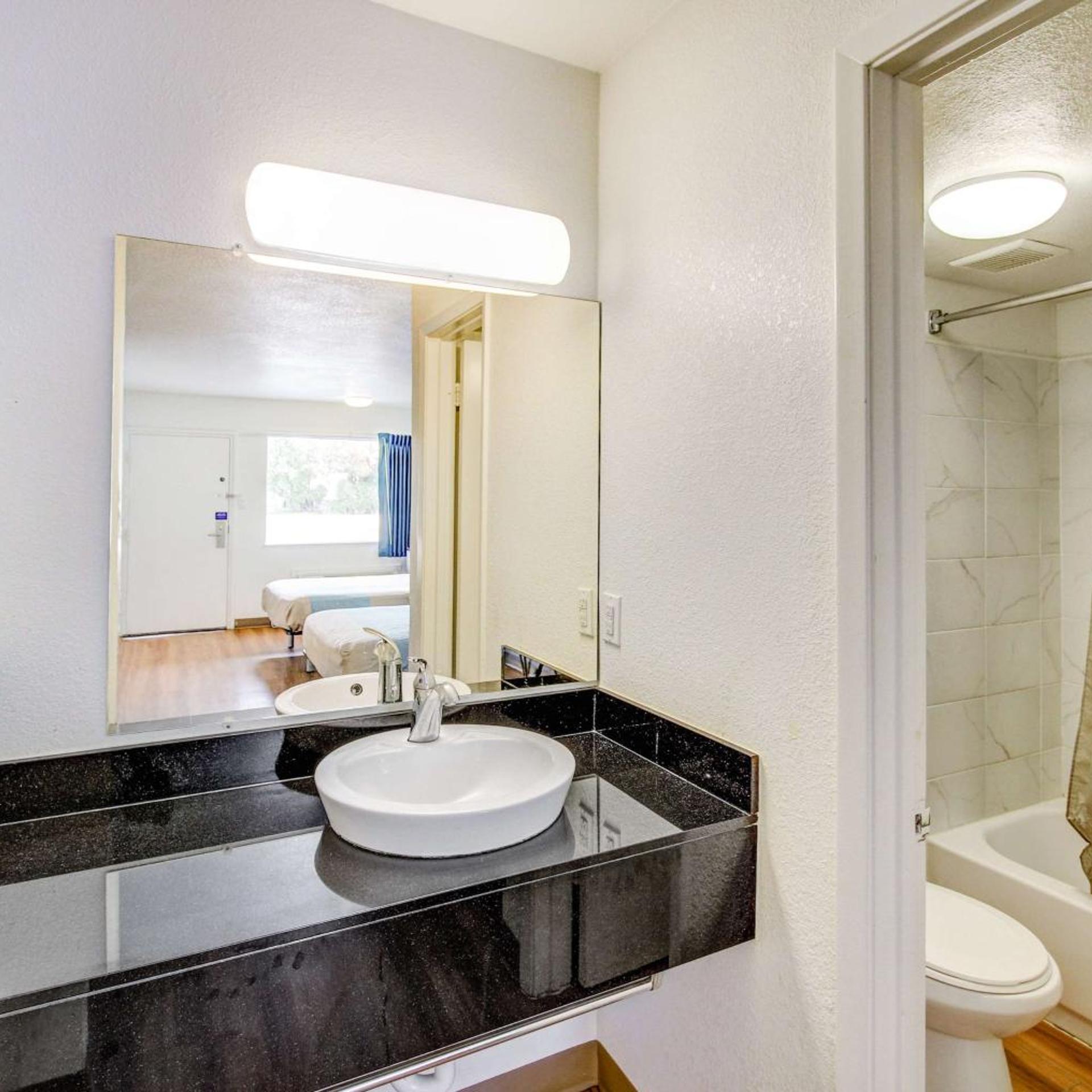 غرفة بسريرين كوين للمدخنين، Motel6 Waco, TX - Lacy Lakeview 5/6