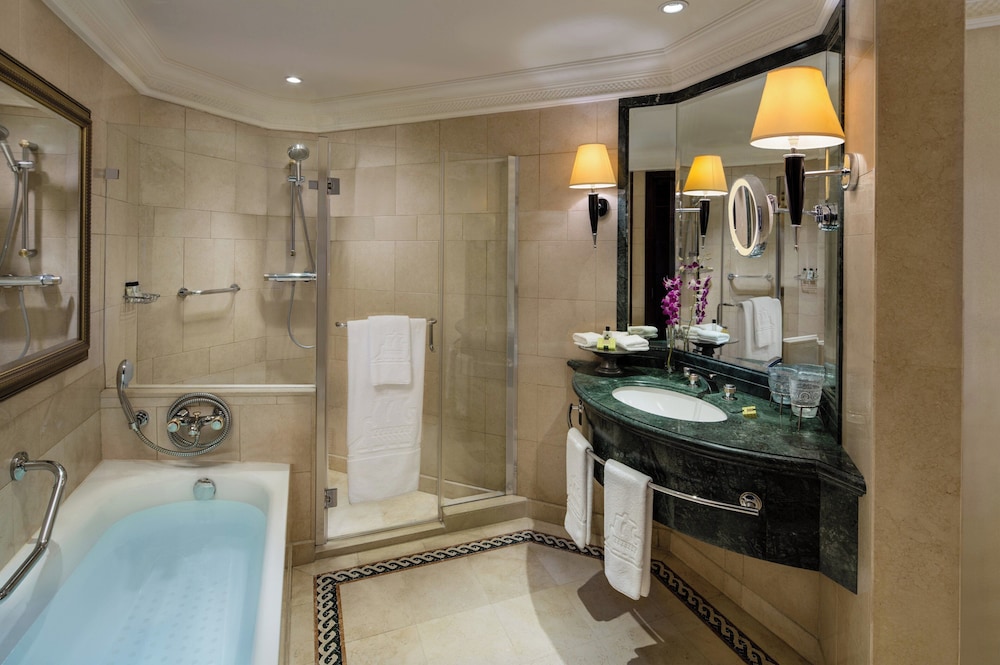غرفة بريميوم بسرير كينج بإطلالة على المسبح بشرفة، Intercontinental Phoenicia Beirut 4/4