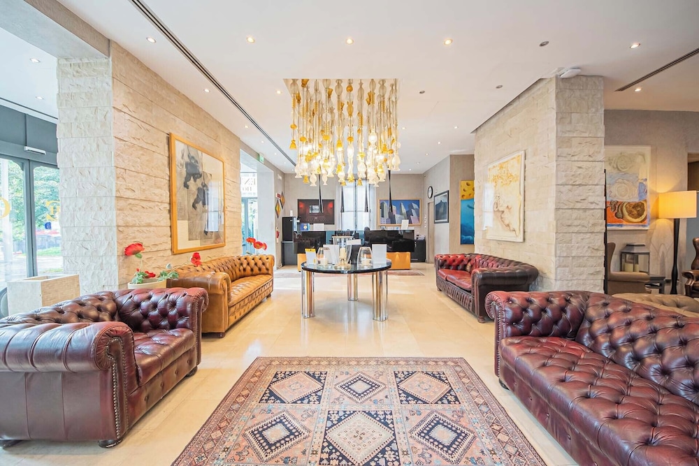 Century Hotel 25/39