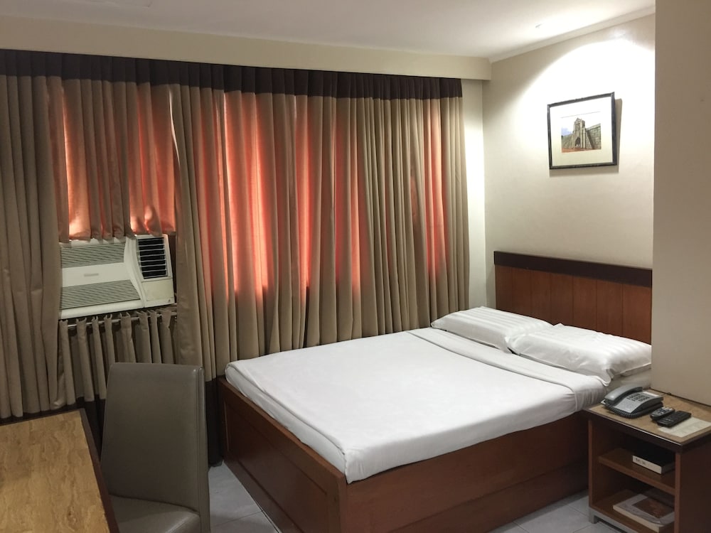 Golden Valley Hotel 33/67