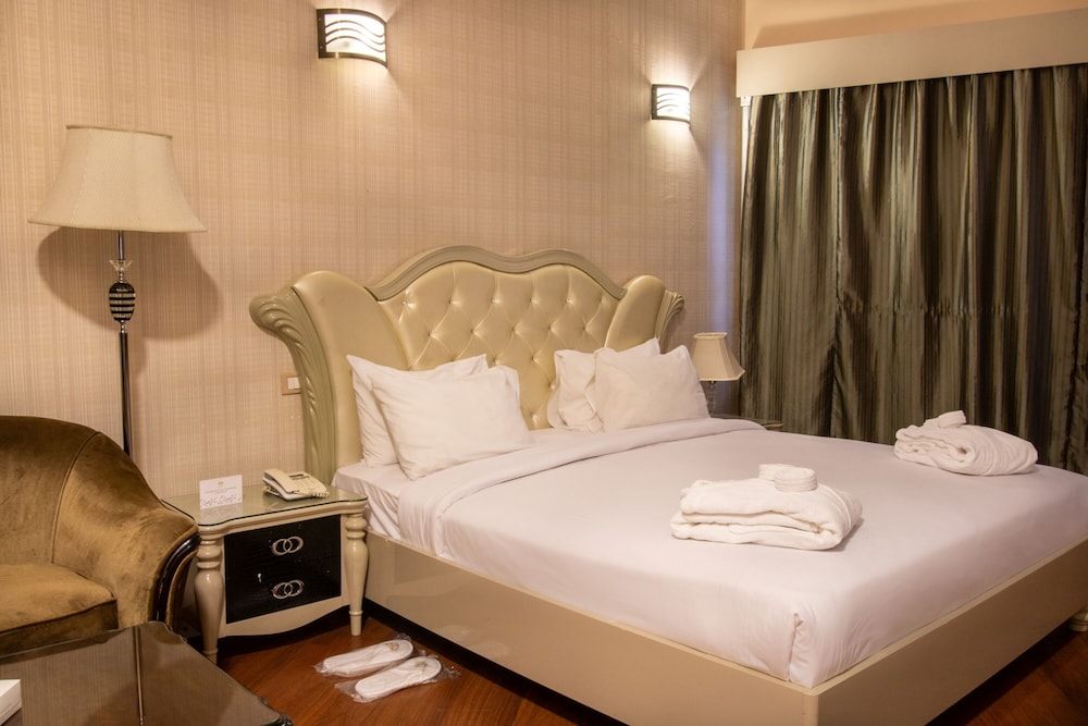 Deluxe, King Bed, Pool Front