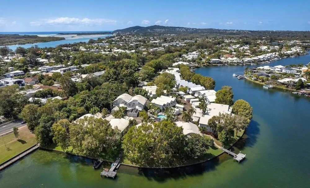 NOOSA ENTRANCE WATERFRONT RESORT 73/80
