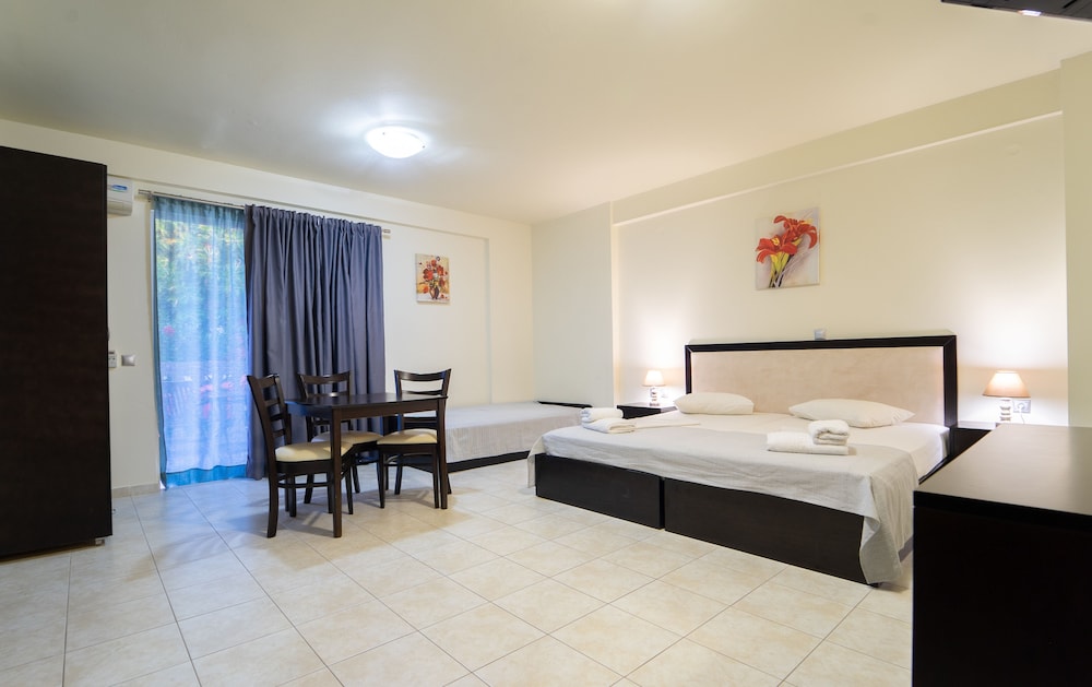 جناح بسريرين منفصلين بإطلالة على الجبل مع أريكة، GOLDEN ROSE SUITES 2/4