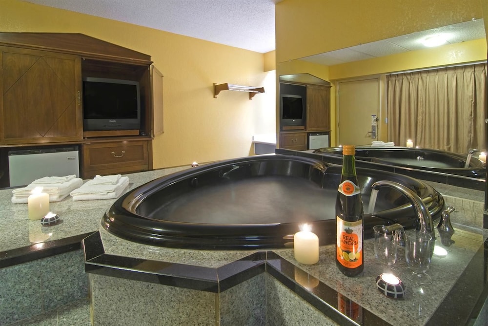 Americas Best Value Inn & Suites Little Rock at Scott Hamilton Dr 13/20