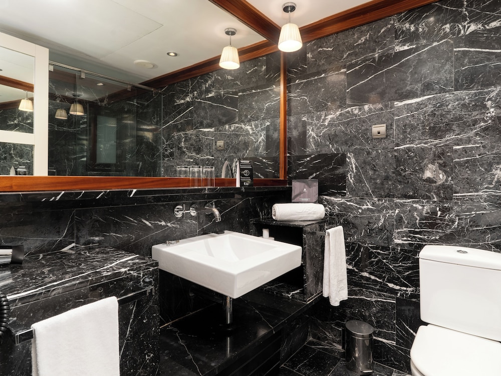 غرفة قياسية بسرير كوين، U232 Hotel 8/8