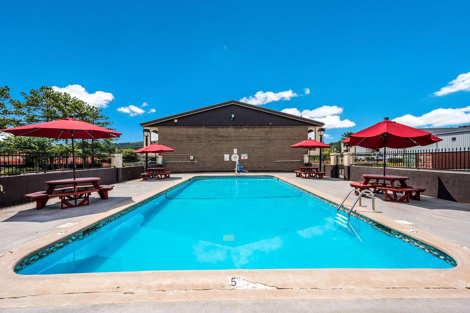 Econo Lodge Inn and Suites University Huntsville AL 16/19