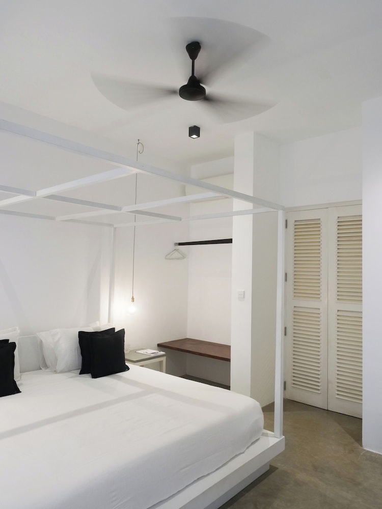 Mezzanine, King Bed