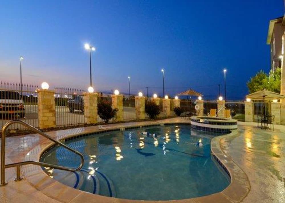 Comfort Inn And Suites Alvarado, TX 1/45