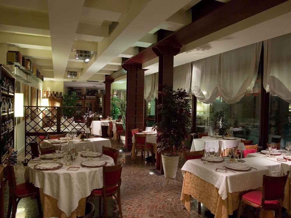 Ferrara Hotel 54/66