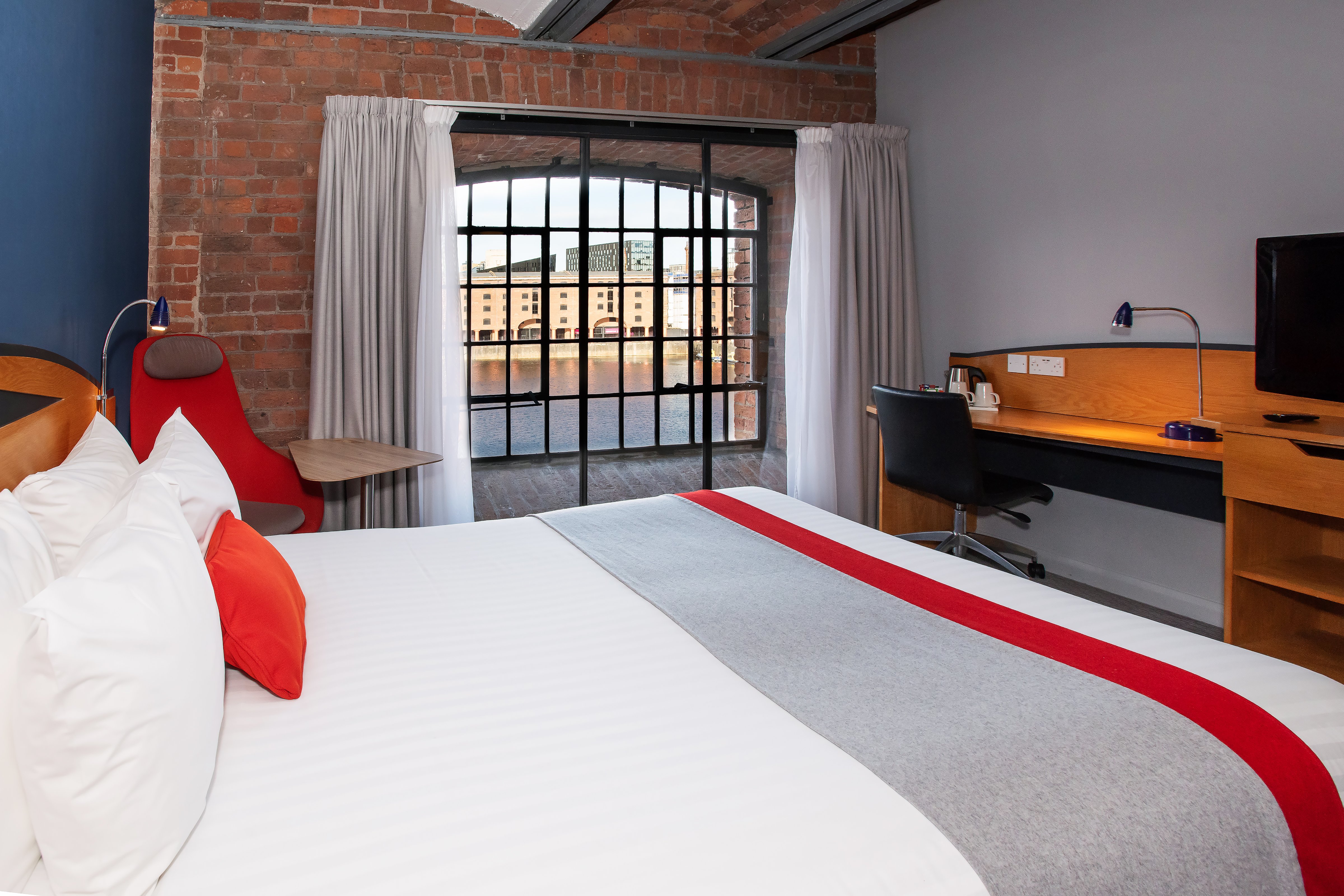 Holiday Inn Express Liverpool Royal Albert Dock 30/76
