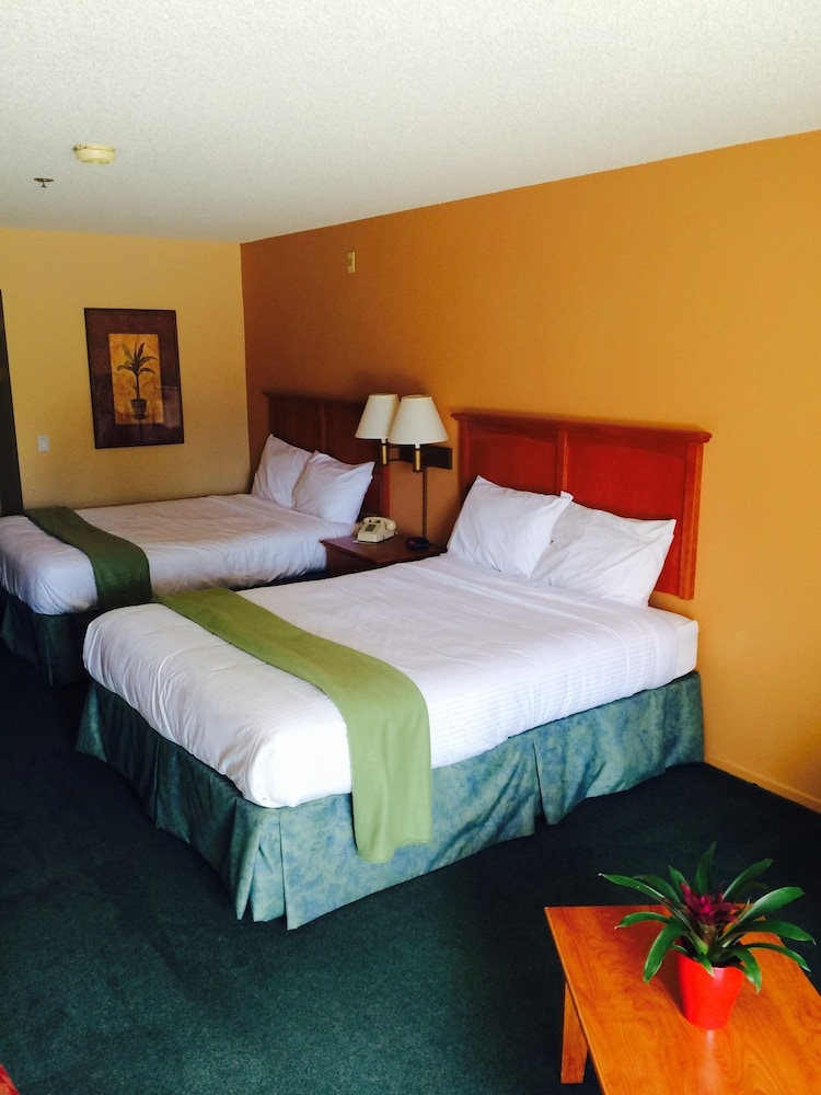 Deluxe, 2 King Beds, Pool Side, Sofa