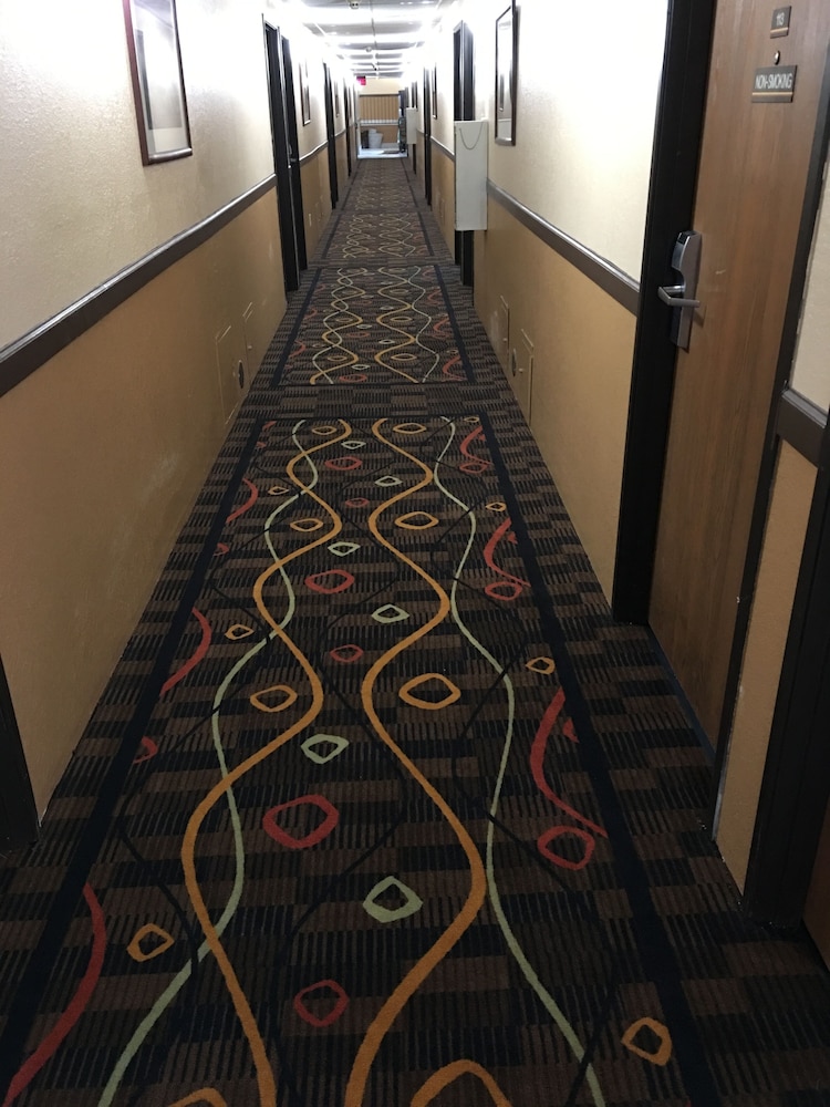 Faribault Hometown Inn & Suites 25/41